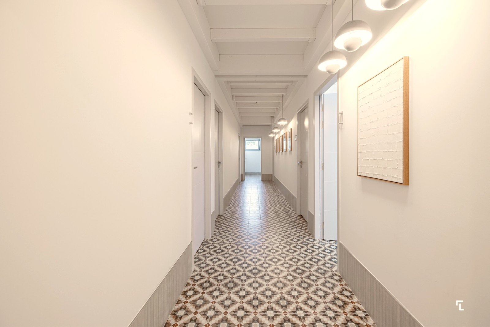 Le couloir du plateau médical, carreaux de ciment et lumière naturelle